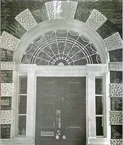 نوید بخش نشاط و نزاکت:
توماس لورتون، پنجره بالای در، میدان بدفورد، 1873