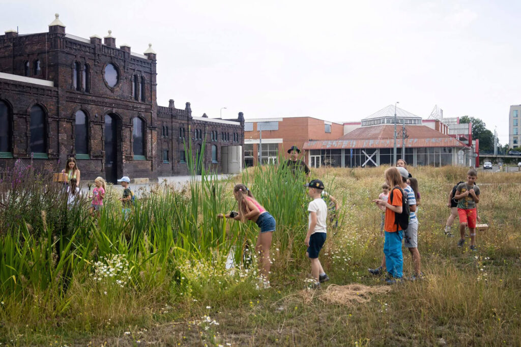 مشارکت جامعه در نگهداری از باغ، که توسط KWK پیش‌بینی و بازسازی شده است