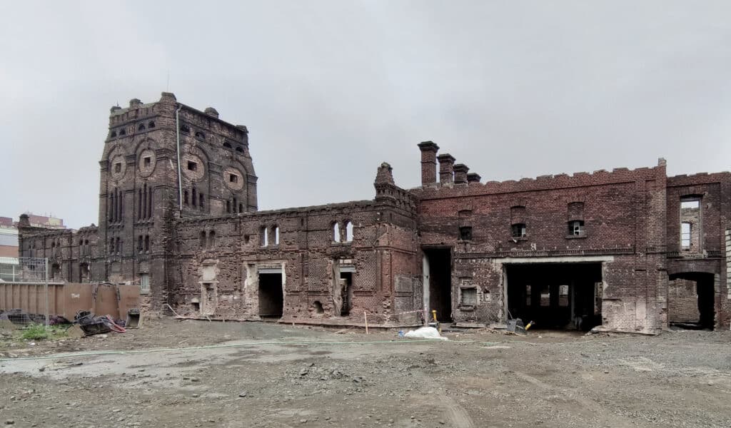 کشتارگاه مخروبه قبل از بازسازی