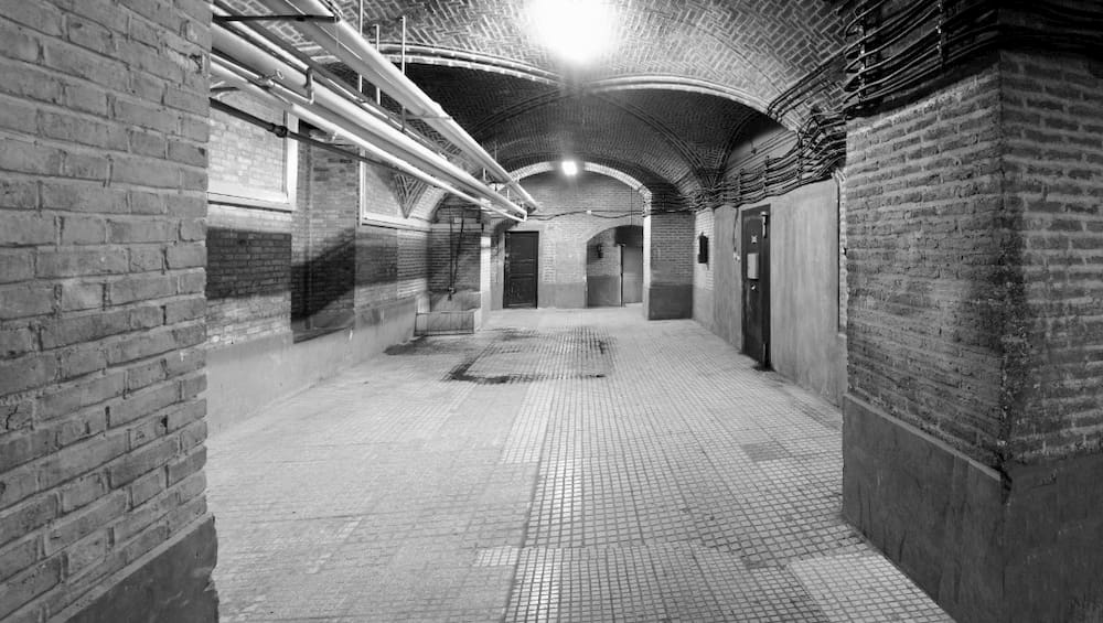 نمای داخلی قبل از مرمت و احیاء بانک شاهی (تجارت)