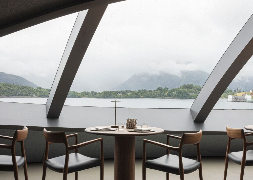 رستوران آیریس نروژ؛ تجربه‌ای لوکس و پایدار در قلب فیورد هاردانگر